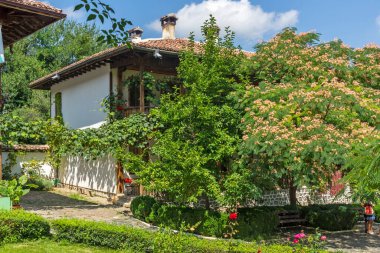 KLISURA MONASTERY, BULGARIA - 10 AĞUSTOS 2014: Bulgaristan 'ın Montana Eyaleti Aziz Kiril ve Methodius' a adanmış Ortaçağ Klisura Manastırı