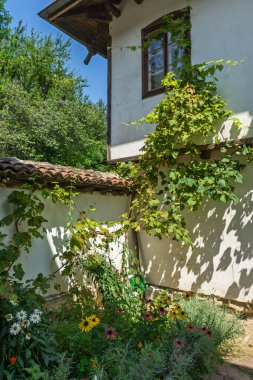 KLISURA MONASTERY, BULGARIA - 10 AĞUSTOS 2014: Bulgaristan 'ın Montana Eyaleti Aziz Kiril ve Methodius' a adanmış Ortaçağ Klisura Manastırı