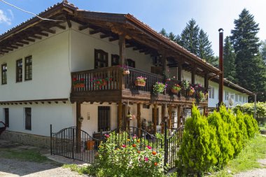 KLISURA MONASTERY, BULGARIA - 10 AĞUSTOS 2014: Bulgaristan 'ın Montana Eyaleti Aziz Kiril ve Methodius' a adanmış Ortaçağ Klisura Manastırı