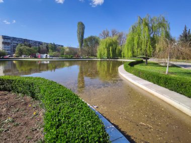 SOFYA, BULGARIA - 27 Nisan 2020: Bulgaristan 'ın Sofya kentindeki South Park' ın bahar manzarası
