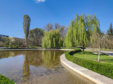 SOFYA, BULGARIA - 27 Nisan 2020: Bulgaristan 'ın Sofya kentindeki South Park' ın bahar manzarası