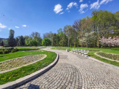 SOFYA, BULGARIA - 27 Nisan 2020: Bulgaristan 'ın Sofya kentindeki South Park' ın bahar manzarası