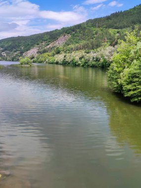 Bulgaristan 'ın başkenti Sofya' nın Pancharevo Gölü yakınlarındaki Iskar Nehri 'nin Bahar Manzarası