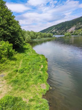 Bulgaristan 'ın başkenti Sofya' nın Pancharevo Gölü yakınlarındaki Iskar Nehri 'nin Bahar Manzarası