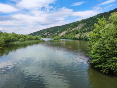 Bulgaristan 'ın başkenti Sofya' nın Pancharevo Gölü yakınlarındaki Iskar Nehri 'nin Bahar Manzarası