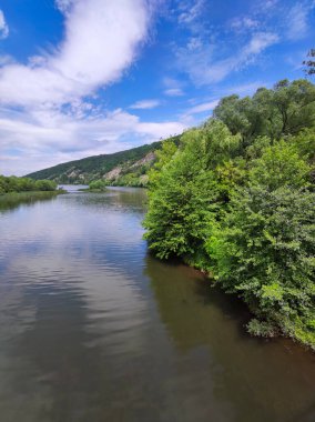 Bulgaristan 'ın başkenti Sofya' nın Pancharevo Gölü yakınlarındaki Iskar Nehri 'nin Bahar Manzarası