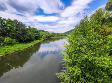 Bulgaristan 'ın başkenti Sofya' nın Pancharevo Gölü yakınlarındaki Iskar Nehri 'nin Bahar Manzarası