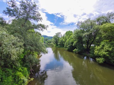 Bulgaristan 'ın başkenti Sofya' nın Pancharevo Gölü yakınlarındaki Iskar Nehri 'nin Bahar Manzarası