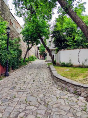 PLOVDIV, BULGARIA - 19 Mayıs 2020: Bulgaristan 'ın Plovdiv kentindeki eski şehir, mimari ve tarihi rezervlerde Sokak ve Dokuzuncu Yüzyıl Evleri