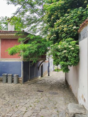 PLOVDIV, BULGARIA - 19 Mayıs 2020: Bulgaristan 'ın Plovdiv kentindeki eski şehir, mimari ve tarihi rezervlerde Sokak ve Dokuzuncu Yüzyıl Evleri