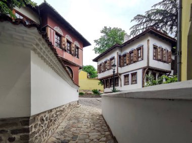PLOVDIV, BULGARIA - 19 Mayıs 2020: Bulgaristan 'ın Plovdiv kentindeki eski şehir, mimari ve tarihi rezervlerde Sokak ve Dokuzuncu Yüzyıl Evleri