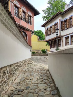 PLOVDIV, BULGARIA - 19 Mayıs 2020: Bulgaristan 'ın Plovdiv kentindeki eski şehir, mimari ve tarihi rezervlerde Sokak ve Dokuzuncu Yüzyıl Evleri