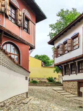 PLOVDIV, BULGARIA - 19 Mayıs 2020: Bulgaristan 'ın Plovdiv kentindeki eski şehir, mimari ve tarihi rezervlerde Sokak ve Dokuzuncu Yüzyıl Evleri