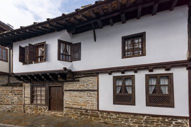 TRYAVNA, BULGARIA - 1 Kasım 2014: Bulgaristan 'ın tarihi Tryavna kasabasının merkezindeki ortaçağ evleri