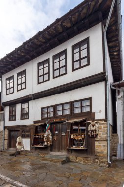 TRYAVNA, BULGARIA - 1 Kasım 2014: Bulgaristan 'ın tarihi Tryavna kasabasının merkezindeki ortaçağ evleri