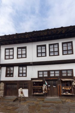 TRYAVNA, BULGARIA - 1 Kasım 2014: Bulgaristan 'ın tarihi Tryavna kasabasının merkezindeki ortaçağ evleri