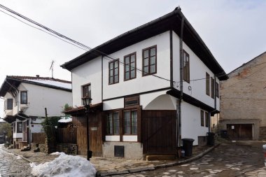 TRYAVNA, BULGARIA - 1 Kasım 2014: Bulgaristan 'ın tarihi Tryavna kasabasının merkezindeki ortaçağ evleri