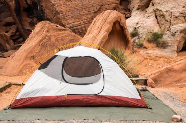 Çadır ve kırmızı kayalar