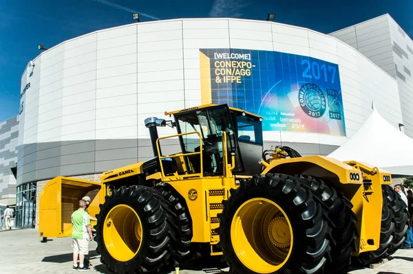 Szuper-vám fordítható hátsótengelyű traktor — Stock Fotó