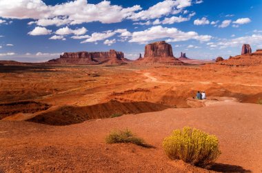 Güzel Monument Valley manzara bakan Çift