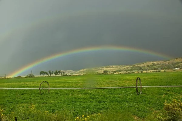 Arco Íris Abrange Sistema Aspersão Agrícola Uma Fazenda Colorado — Fotografia de Stock