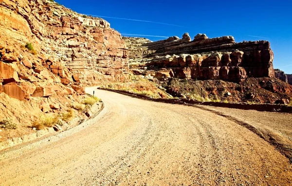 陡峭的泥土路被称为 Moki 达格韦接近雪松梅萨在犹他州的 Canypnlands — 图库照片