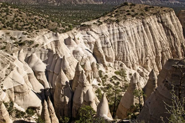 不寻常的侵蚀岩石形成突出帐篷岩石国家纪念碑在新墨西哥 — 图库照片