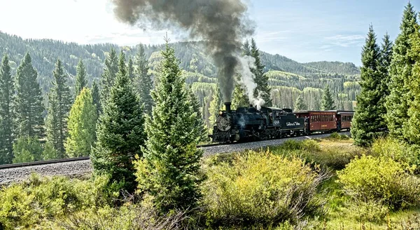 クンブレス トルテック族からヴィンテージ蒸気 Locomoitve が初秋にチャマ峠 Clims を鉄道 Chama アメリカ 2017 — ストック写真