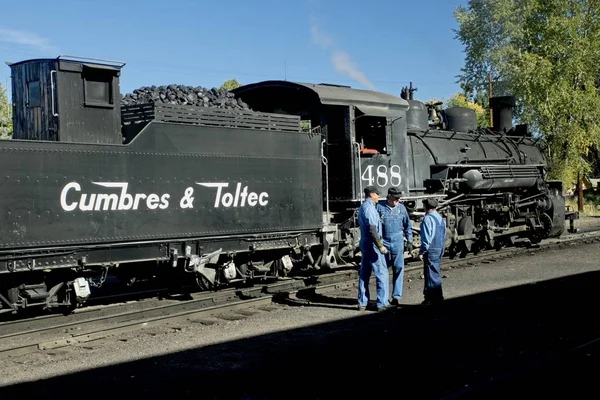 Chama Usa Sept 2017 Railroad Workers Chat Vintage Steam Locomoitve — Stock Photo, Image