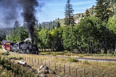 Bulunmuştun Nm, ABD, 19 Eylül 2017: Huelva'daki ve Toltec demiryolundan vintage buhar locomoitve erken sonbaharda bulunmuştun Pass doğru tırmanıyor.