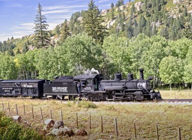 Bulunmuştun Nm, ABD, 19 Eylül 2017: Huelva'daki ve Toltec demiryolundan vintage buhar locomoitve erken sonbaharda bulunmuştun Pass doğru tırmanıyor.