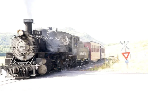 2017年9月19日 一个老式的蒸汽 Locomoitve Cumbres 和托尔特克铁路查格丝横跨铁路跨越在其攀登茶通过在初秋 — 图库照片