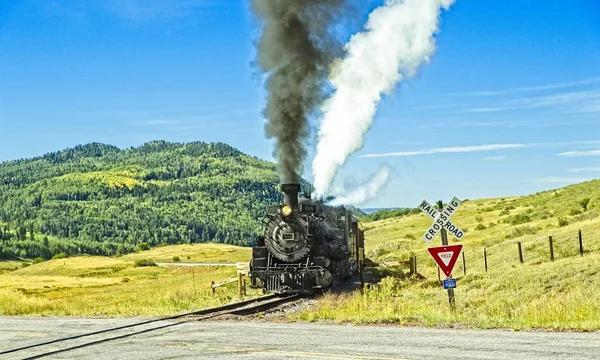 初秋の Chama 峠登り Chama アメリカ 2017 クンブレ トルテック鉄道から蒸気 Locomoitve のアプローチ踏切 — ストック写真