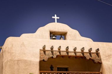 New Mexico'da bir İspanyol sömürge Kilisenin çan kulesi görünümünü kapat.