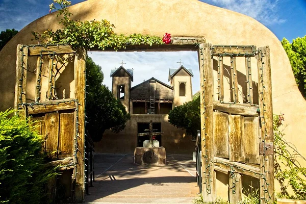 Old Wooden Gates Adobe Wall Entrance Famous Chimayo Santuario Chapel — Stock Photo, Image