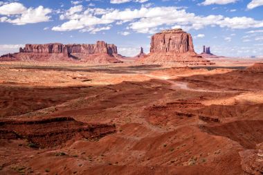 Engebeli yolda Monument Valley