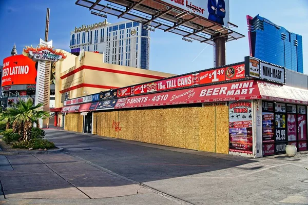 2020年4月23日 内华达州拉斯维加斯 拉斯维加斯大道 Las Vegas Strip 附近一家停业的纪念品商店 当时是头颅脑闭锁期 图库照片