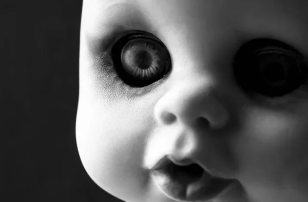 一个恐怖的老娃娃的黑白画像 — 图库照片