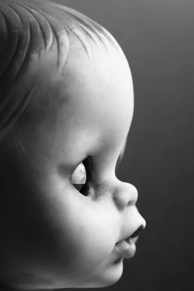 眼睛闭着的娃娃的黑白相间的轮廓 — 图库照片