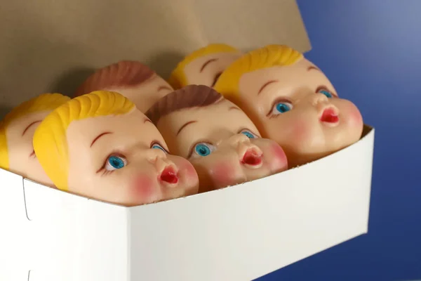 Sebuah Kotak Boneka Plastik Bagian Siap Untuk Perakitan Menjadi Mainan — Stok Foto