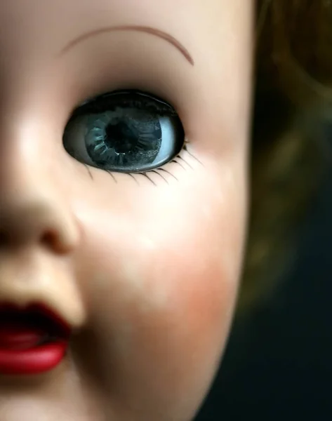 Primer Plano Una Muñeca Ojos Azules Con Labios Rojos — Foto de Stock