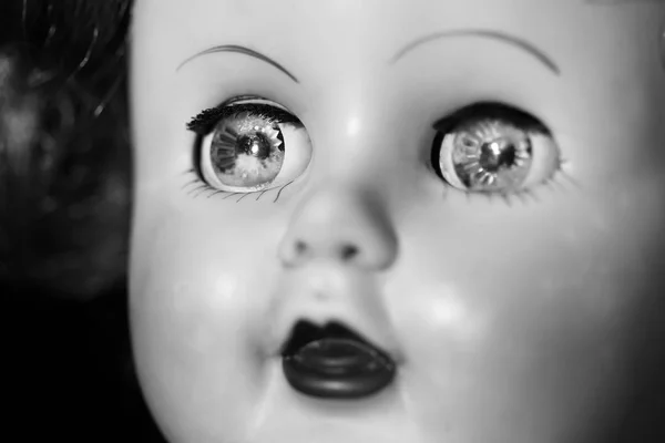 Primo Piano Una Vecchia Bambola Bianco Nero — Foto Stock
