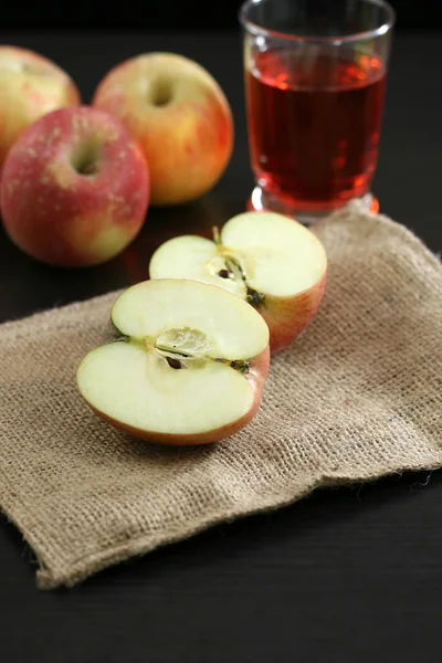 Свежевырезанные яблоки и сок — стоковое фото