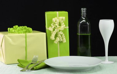 Şarap ve hediyelerle dolu zarif bir parti masası.