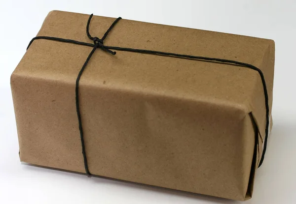 Caja con papel de regalo marrón liso — Foto de Stock