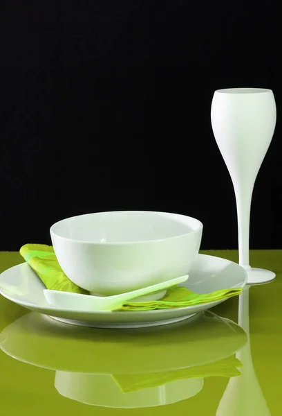 餐桌上有盘子 碗和酒杯的当代餐桌 — 图库照片
