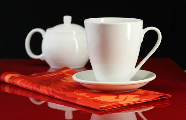 Une Tasse Café Une Théière Sur Une Table Rouge — Photo