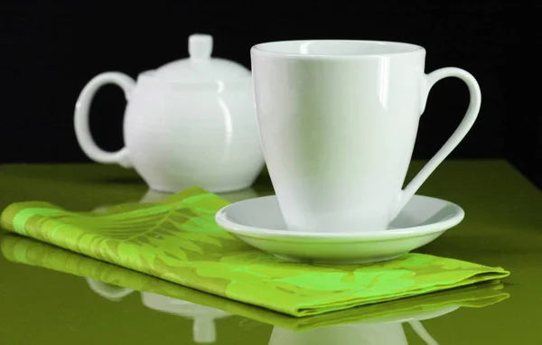 茶壶放在绿色桌子上的咖啡杯和茶壶 — 图库照片