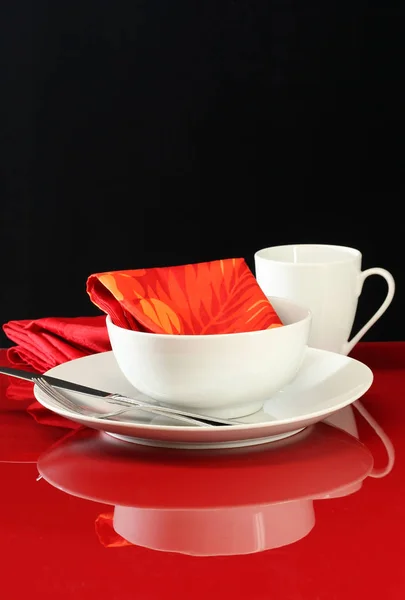 Décor Table Moderne Avec Des Plats Blancs Fond Rouge — Photo