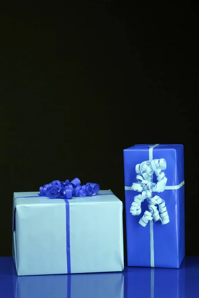 Presentes Aniversário Azul Claro Escuro — Fotografia de Stock